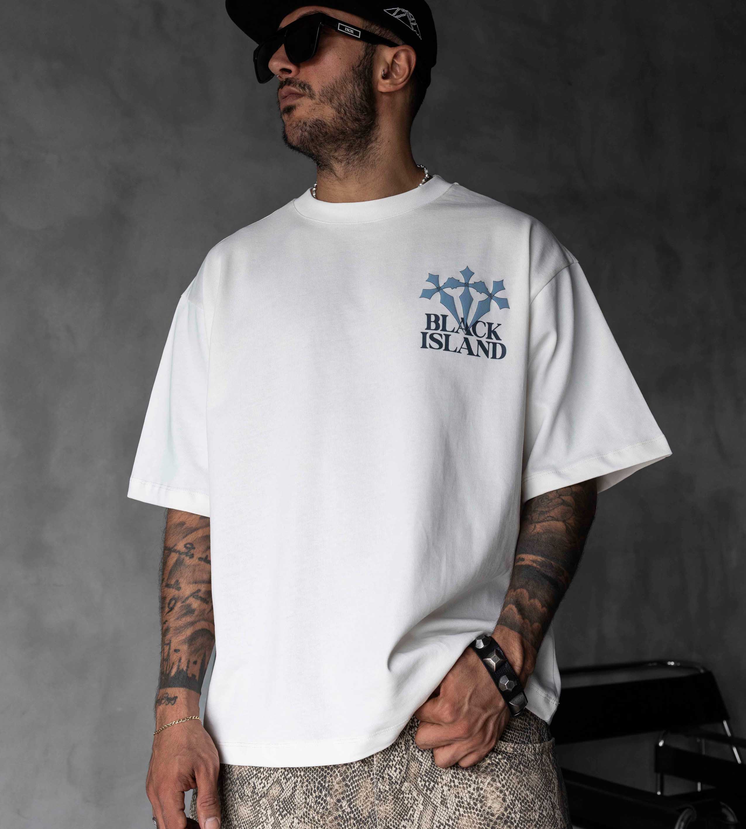 Oversized t-shirt -CROSS- TR1868BL BLACK ISLAND